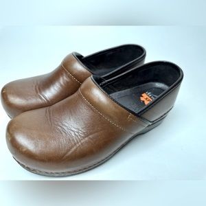 Dansko XP Classic Leather Clogs Women's size 40 9.5 10 Brown